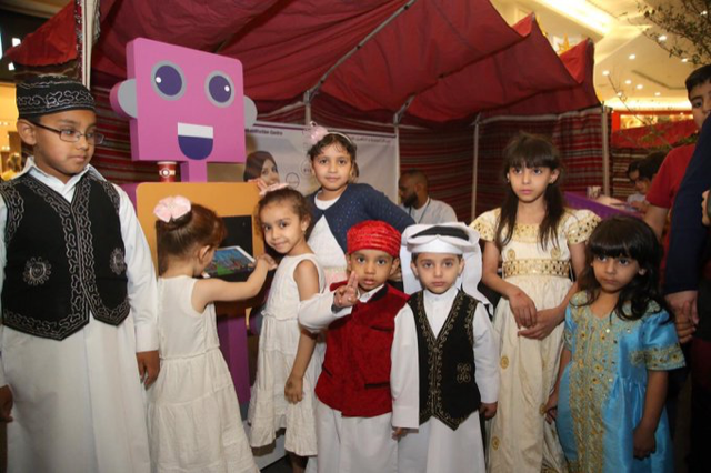 تمهيد:  تتواصل احتفالات مركز الحماية والتأهيل الاجتماعي " أمان" المنضوي تحت مظلة المؤسسة القطرية للعمل الاجتماعي بشهر رمضان حيث يشارك المركز منذ بداية رمضان  وحتى الليلة العشرين في فعاليات ليالي رمضان بمجمع حياة بلازا بالتعاون مع قطر الخيرية حيث يشارك المركز بجناح تعريفي يتضمن عروضا لأنشطته وخدماته ومسابقات ترفيهية متنوعة للأطفال.  وقد لاقى جناح المركز اقبالا كبيرا من الزائرين الذين حرصوا على الاستفسار عن أنشطة المركز مثل الألعاب الخالية من العنف سنيار  الصيد وسنيار الغوص ، وكذلك حملة لا تلمسني لمنع أي إساء